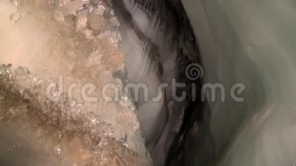 冰洞中的冰钟乳和石笋视频的预览图