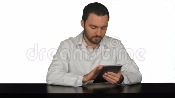 医务室带数字平板的男医生视频的预览图