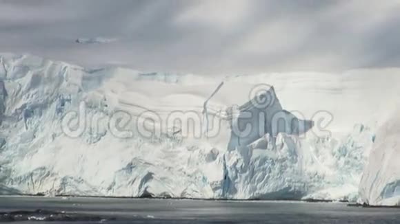 在南极洲巡游童话般的风景视频的预览图
