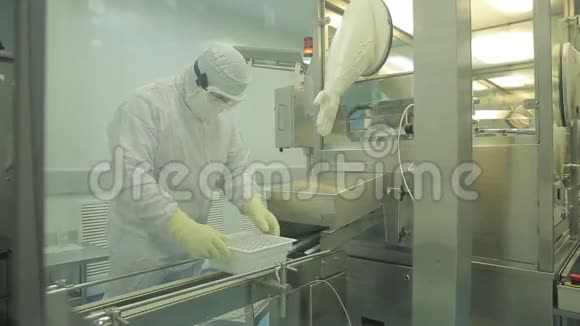 制药业男厂工人在制药厂检查药丸包装质量自动自动自动视频的预览图
