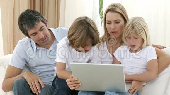 家里的家人用笔记本电脑视频的预览图