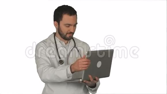 在白色笔记本电脑上工作的医生视频的预览图