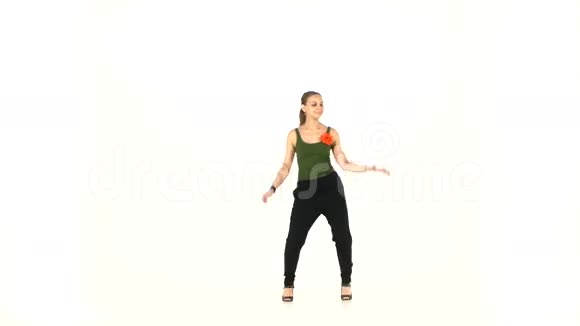 年轻漂亮的拉丁舞选手视频的预览图