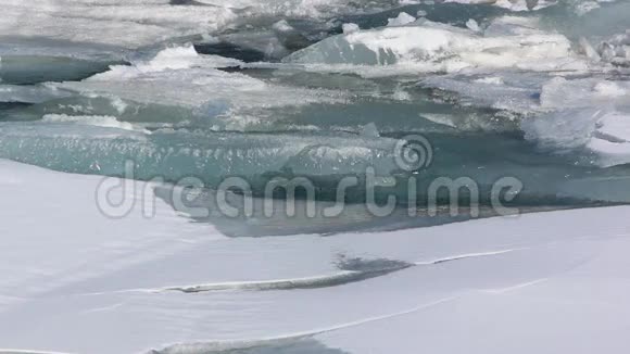 早春卡屯河阿尔泰河上的冰融化视频的预览图