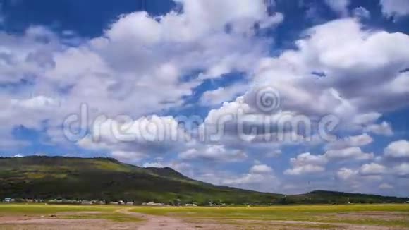 云和蓝天的景观视频的预览图
