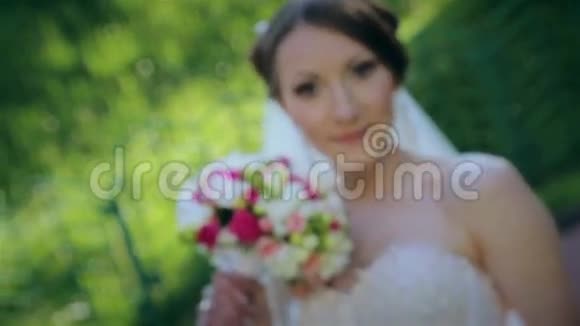 有婚礼花束的漂亮新娘视频的预览图