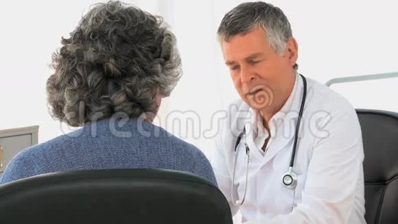 女人和她的医生说话视频的预览图