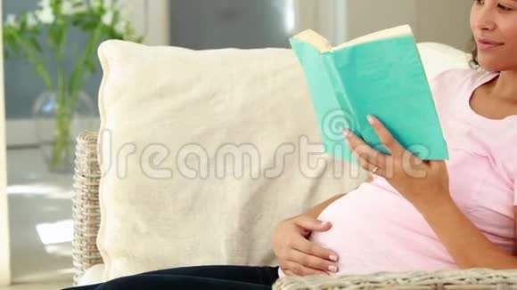 孕妇在沙发上看书视频的预览图