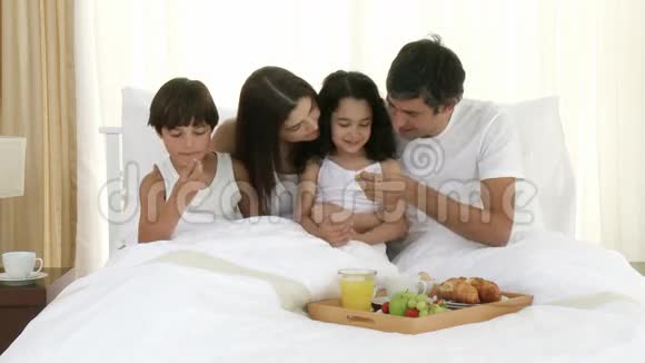 一家人在床上吃早餐视频的预览图