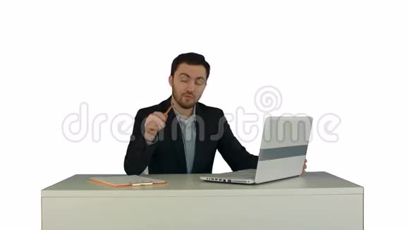 坐在办公室里拿着笔记本电脑的快乐商人视频的预览图