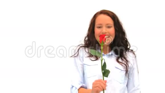 偶然的女人闻着玫瑰视频的预览图