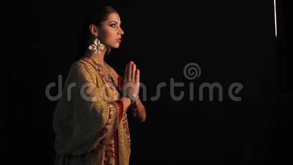 印度女孩在黑色舞蹈视频的预览图