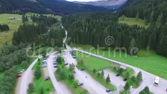 飞越阿尔卑斯山的山谷视频的预览图
