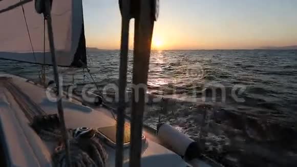 在海上航行的游艇上美丽的日落视频的预览图
