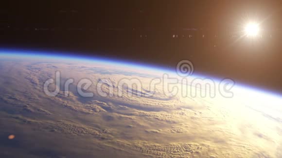 太空飞越地球视频的预览图