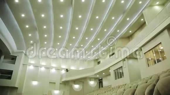 电影院剧院会议或音乐会的空座位视频的预览图