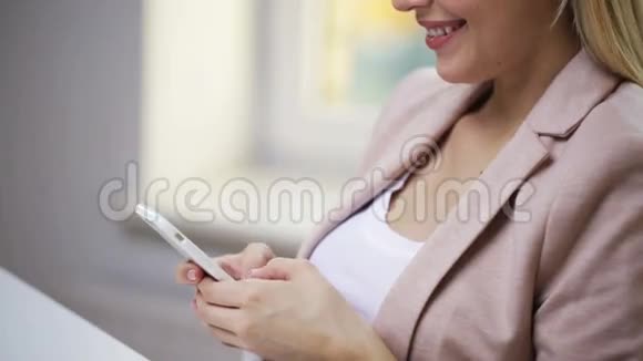 微笑的女人或学生在智能手机上发短信视频的预览图
