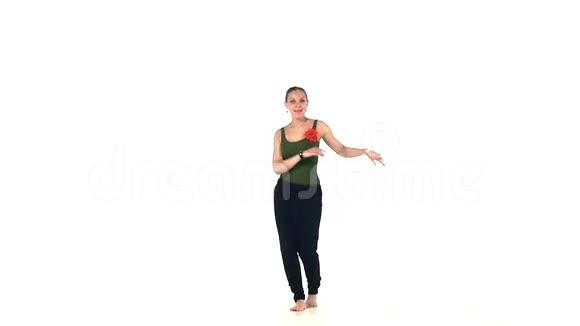 年轻女士跳舞社交拉丁舞视频的预览图