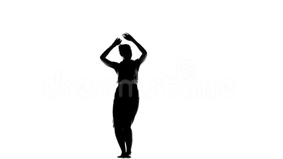 年轻女士跳舞社交拉丁舞视频的预览图