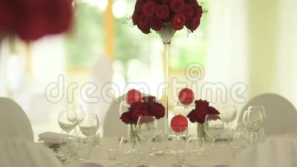为婚礼晚餐装饰的桌子视频的预览图