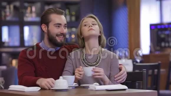 在餐馆里浪漫的相遇视频的预览图