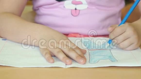 孩子在复印本里画图画视频的预览图