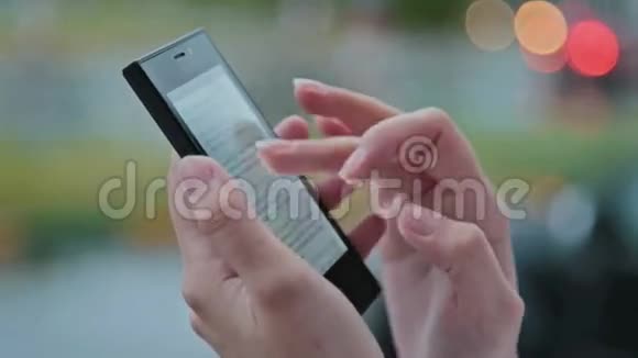 关闭一个使用手机智能手机的女人视频的预览图