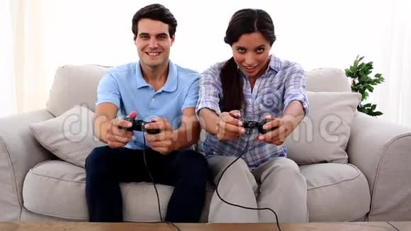玩电子游戏的夫妇视频的预览图