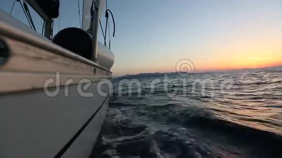 在帆船上的海上日落令人惊叹旅行视频的预览图