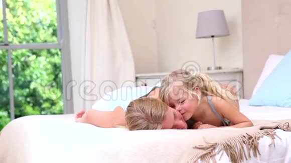 母女俩躺在床上视频的预览图