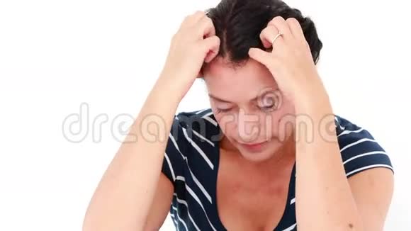 伤心的女人双手抱着头坐着视频的预览图