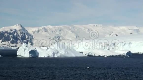 在南极洲巡游童话般的风景视频的预览图