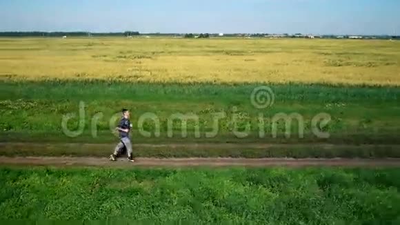 运动员跑步运动员男跑运动员在户外慢跑体育运动视频的预览图