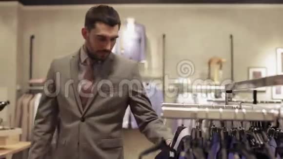 年轻人在服装店挑选衣服视频的预览图