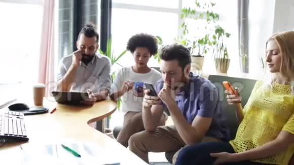 智能手机和平板电脑业务团队视频的预览图