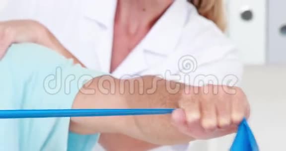 医生检查她的病人视频的预览图
