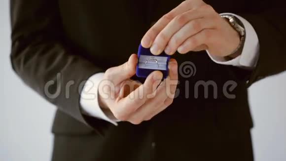 新郎拿着结婚戒指视频的预览图