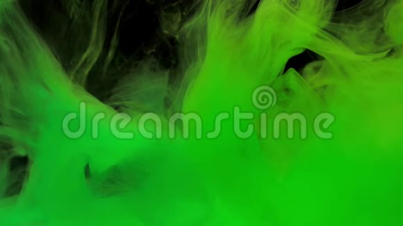 五颜六色的绿色墨水在水中混合在水下轻轻旋转复制空间视频的预览图