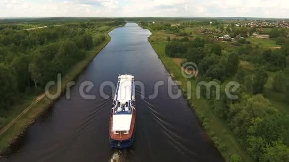 游轮在河上空中观景视频的预览图