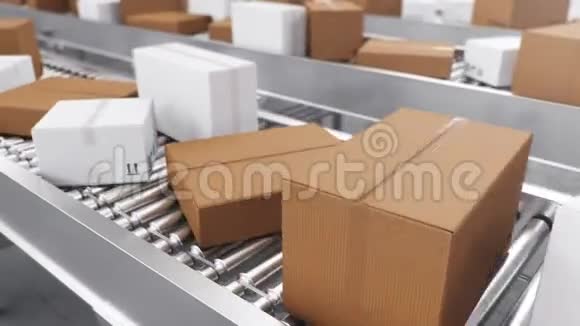 包装交付包装服务和包裹运输系统概念传送带上的纸板箱视频的预览图