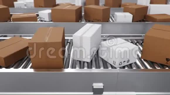 包装交付包装服务和包裹运输系统概念传送带上的纸板箱视频的预览图