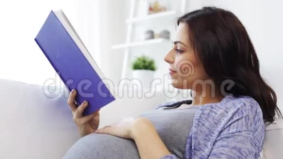 快乐的孕妇在家看书视频的预览图