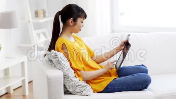 带平板电脑和信用卡的快乐亚洲女人视频的预览图