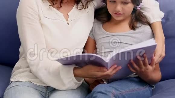 母女俩在看书视频的预览图