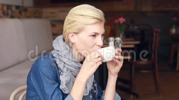 快乐的金发美女喝咖啡视频的预览图
