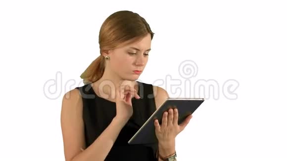 年轻女子在白色背景下使用平板电脑视频的预览图