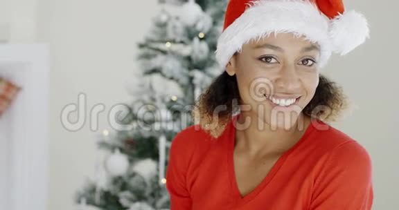 戴圣诞帽的快乐年轻女子视频的预览图