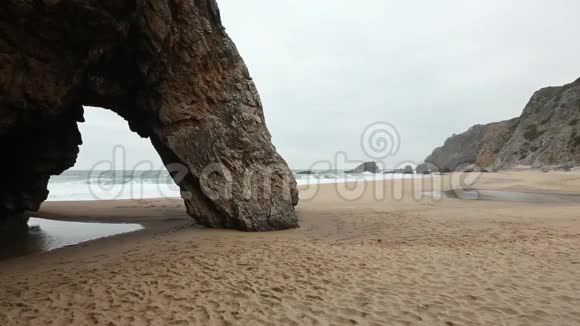 桑迪海滩和岩石拱门葡萄牙视频的预览图