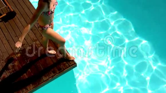 游泳池中的黑发跳水视频的预览图