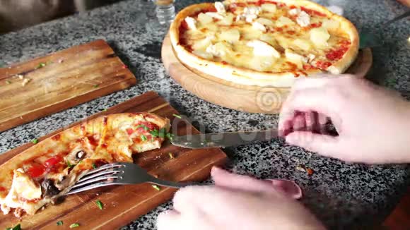 美味的热鲜披萨切片视频的预览图